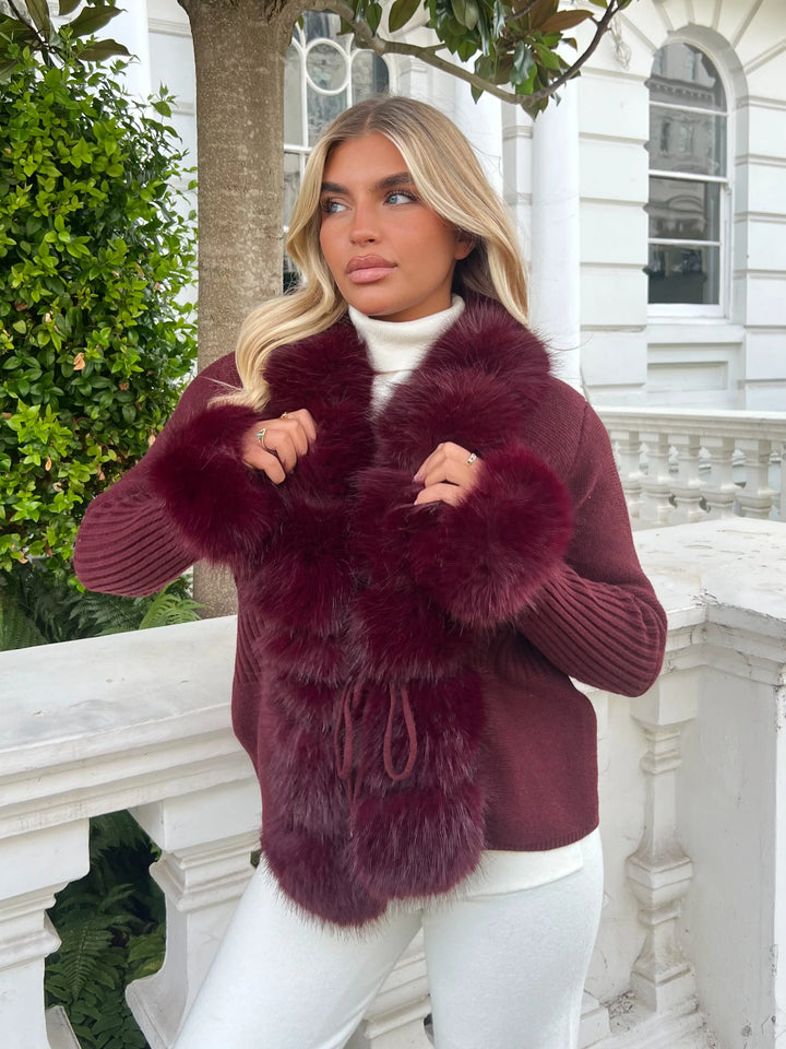 VELORIA – Winter Cardigan mit Kunstpelzkragen in burgund, kombiniert mit elegantem Look für Damenmode.