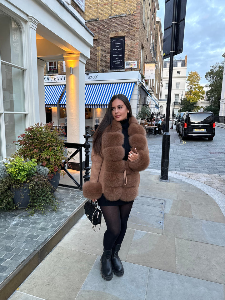 VELORIA – Winter Cardigan mit Kunstpelzkragen in einem eleganten Stadt-Podium.