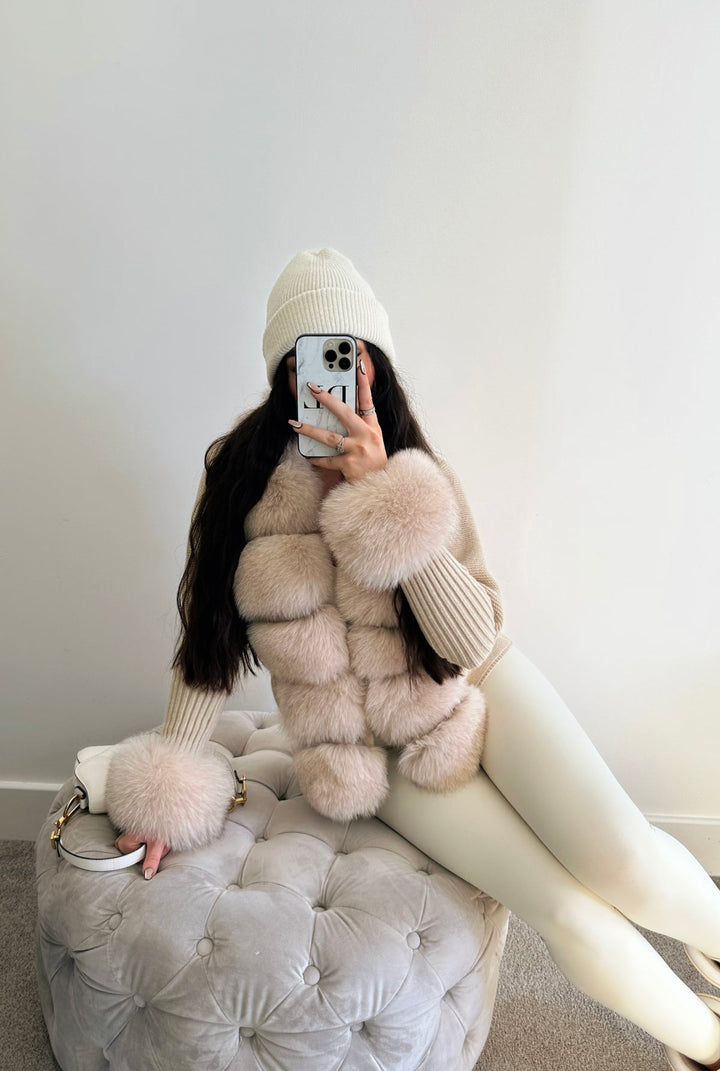 VELORIA – Winter Cardigan mit Kunstpelzkragen, elegante Damenmode für kalte Tage.