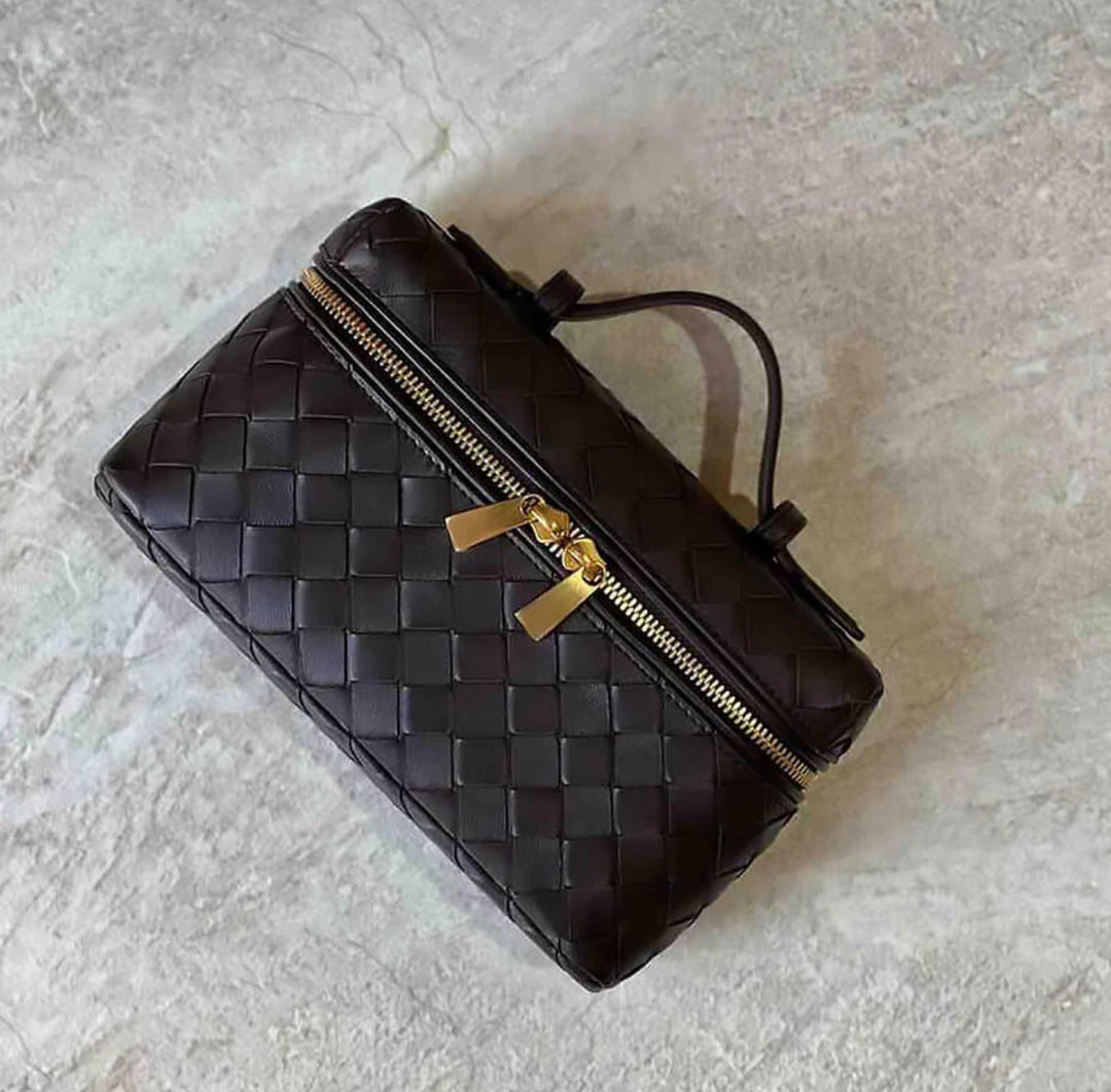 AURELIA – Luxuriöse Ledertasche mit Flechtdesign auf hellem Hintergrund, elegante und praktische Handtasche.