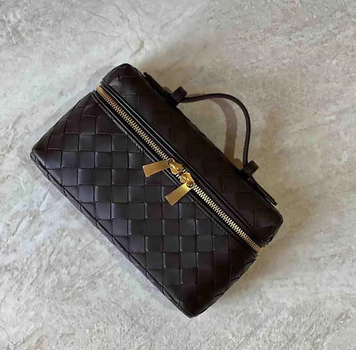 AURELIA – Luxuriöse Ledertasche mit Flechtdesign auf hellem Hintergrund, elegante und praktische Handtasche.