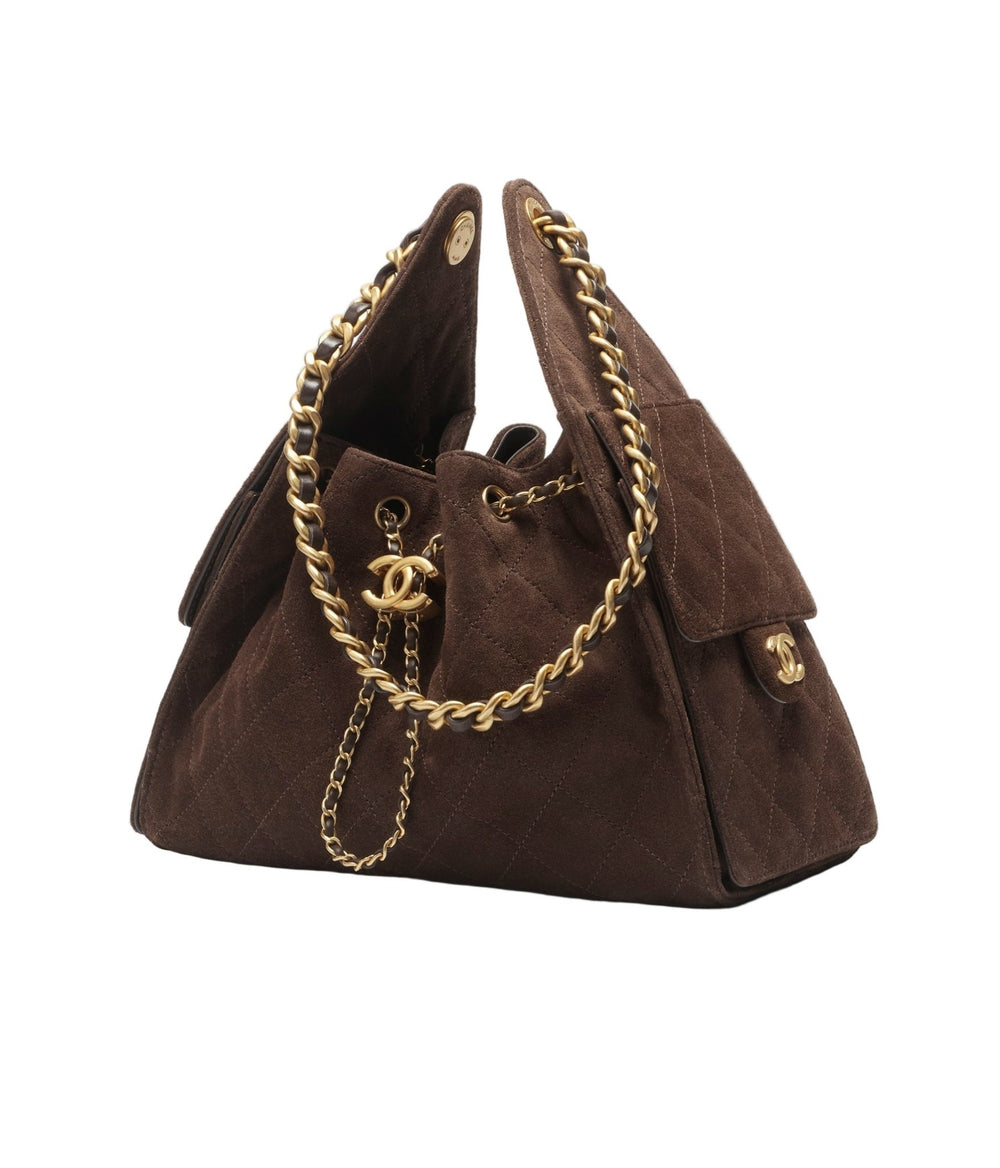 Luxe Suede Bucket Bag aus braunem Wildleder mit goldfarbenen Ketten-Details für Damenmode online kaufen.