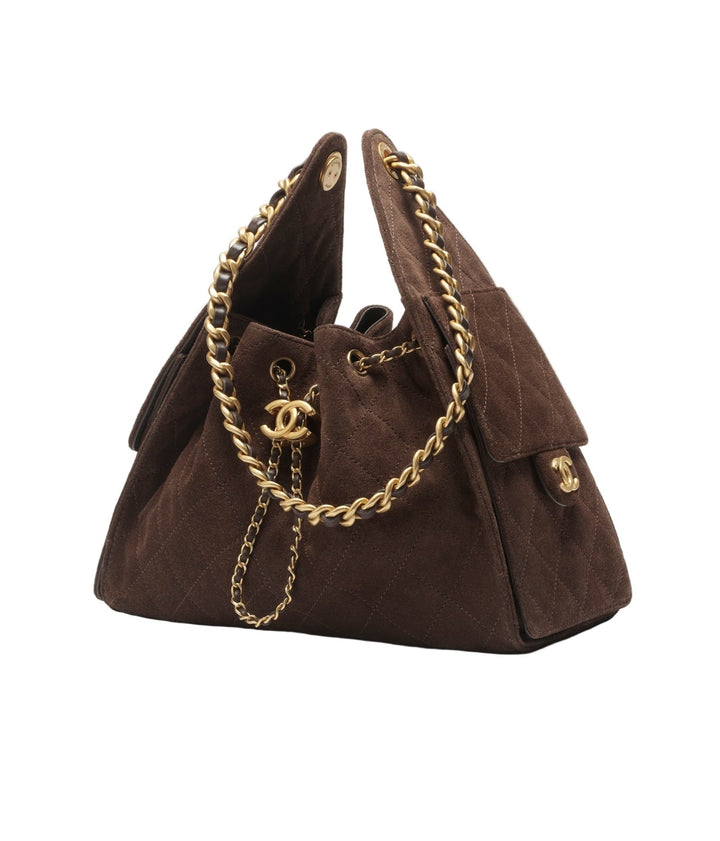 Luxe Suede Bucket Bag aus braunem Wildleder mit goldfarbenen Ketten-Details für Damenmode online kaufen.