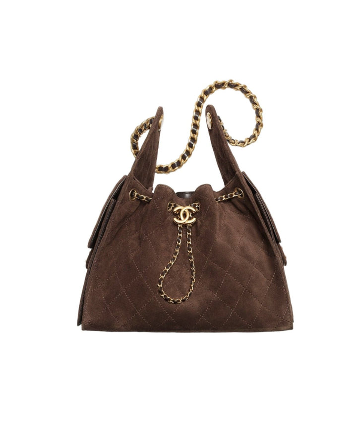 Luxe Suede Bucket Bag in brown suede with gold chain details, perfect for Damenmode online kaufen and trendige Damenmode.