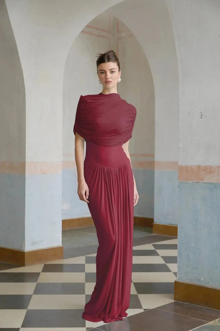 Drapiertes Maxikleid Celeste in Weinrot, ideal für elegante Anlässe und Damenmode online kaufen.