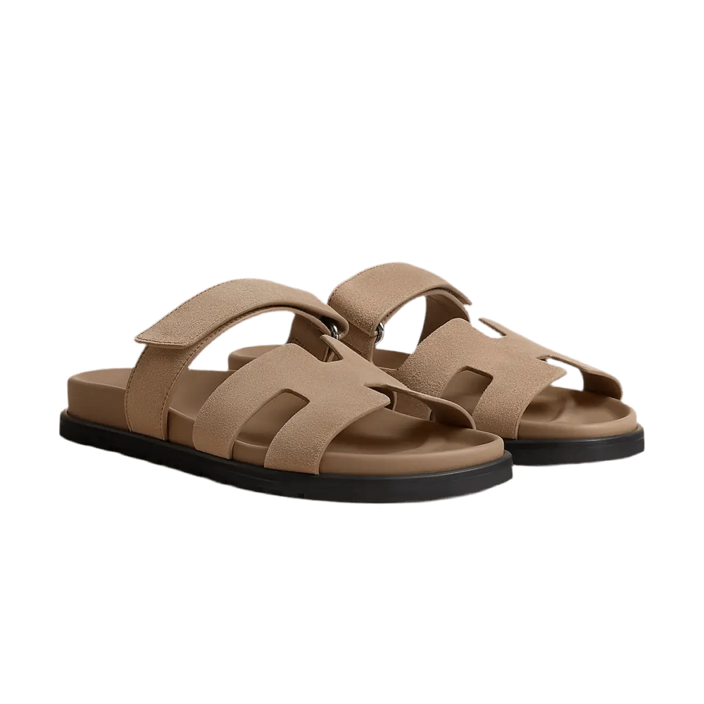 Urban Slide Sandalen in beige mit Cut-Outs und breitem Klettverschluss für urbanen Komfort.