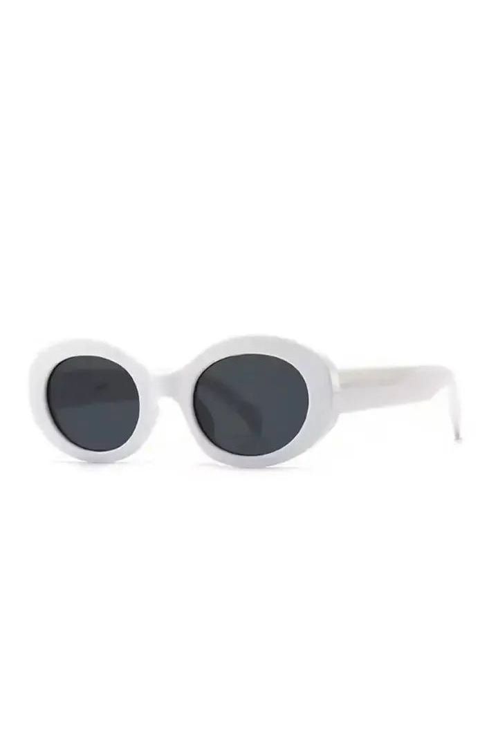 Luna Oval Sonnenbrille in Weiß mit dunklen Gläsern für Damenmode online kaufen.