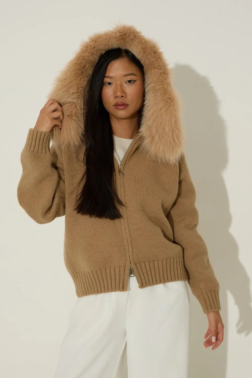 BELAMY – Chaleur Kapuzenpullover mit Fellbesatz in beige, warm und stylish, ideal für elegante Damenmode.