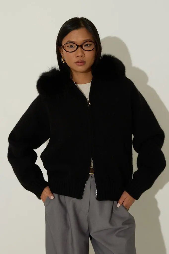 BELAMY – Chaleur Kapuzenpullover mit Fellbesatz, stylish und warm, ideal für elegante Damenmode.