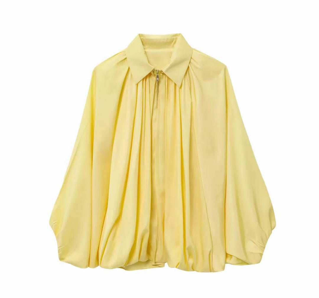 Miraéeparis Oversize Plissee-Bluse mit Ballonärmeln.