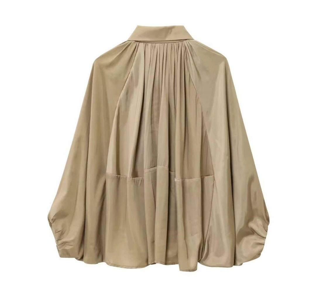 Miraéeparis Oversize Plissee-Bluse mit Ballonärmeln.