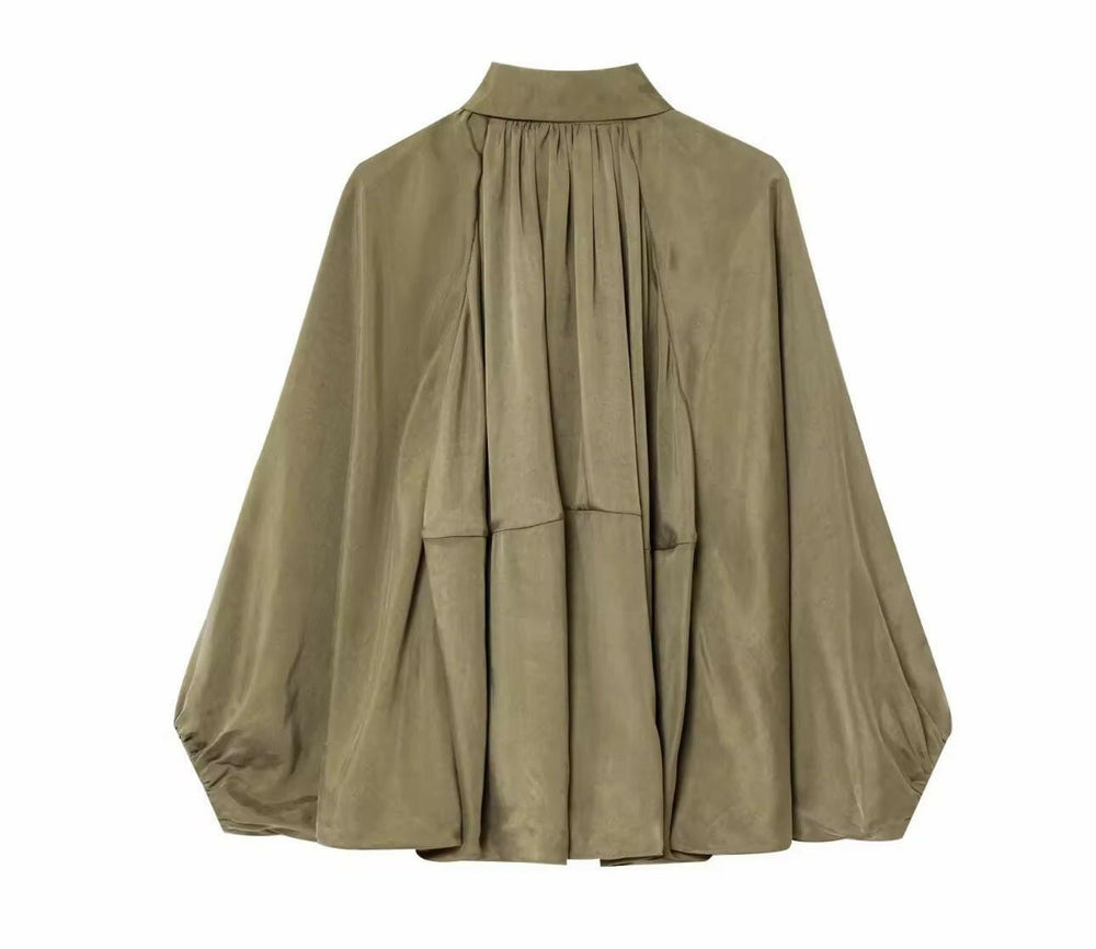 Miraéeparis Oversize Plissee-Bluse mit Ballonärmeln.