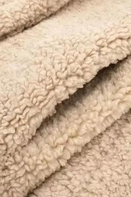 Nahaufnahme von flauschigem Kunstpelz für den BERNA – Luxuriöser Oversized Teddymantel.