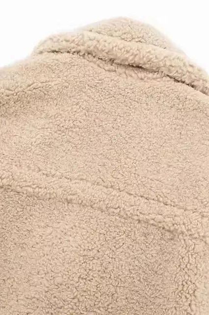 Detailansicht des BERNA – Luxuriöser Oversized Teddymantel aus weichem Kunstpelz in Beige.