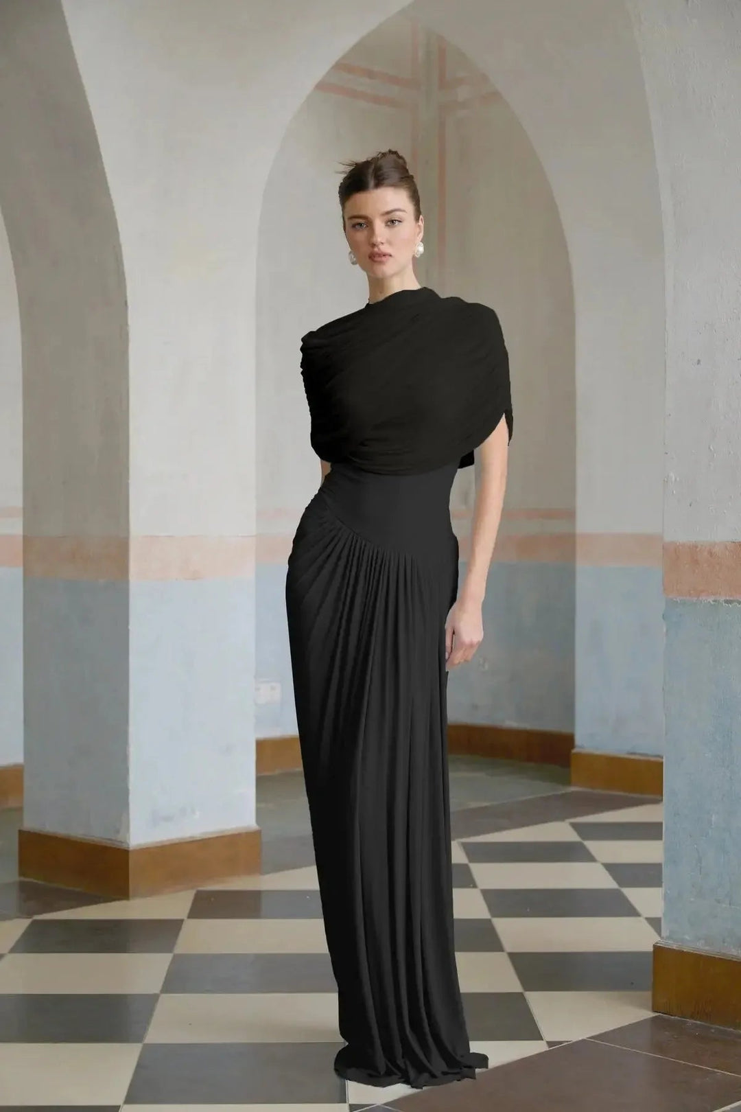 Drapiertes Maxikleid Celeste in elegantem Schwarz, ideal für besondere Anlässe und Abendveranstaltungen.