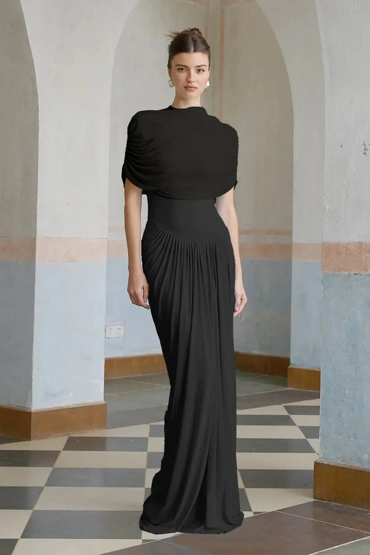 Drapiertes Maxikleid Celeste in elegantem Schwarz, präsentiert feminine Eleganz und luxuriösen Tragekomfort.