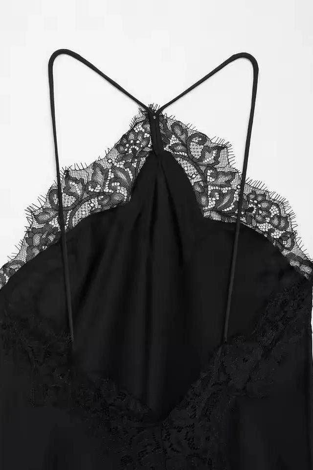 Elegantes Satin Slip Dress in Schwarz mit feiner Spitzenverzierung Rückenansicht zeigt feine Spitze und zarte Träger.