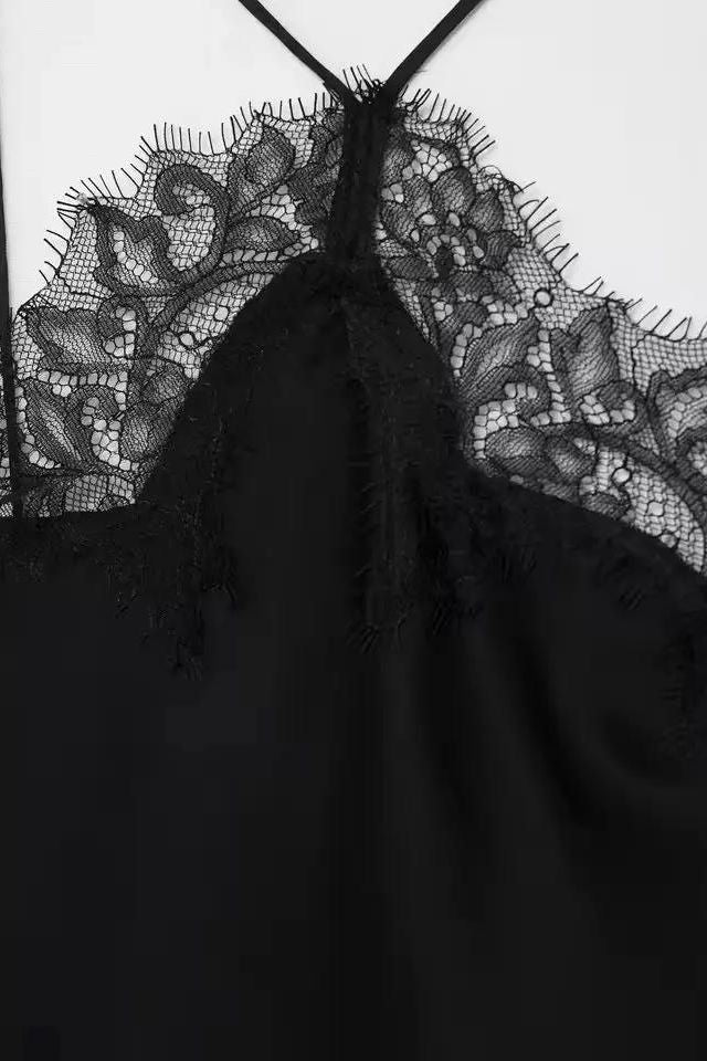 Elegantes Satin Slip Dress in Schwarz mit feiner Spitzenverzierung - Detailaufnahme der Spitzenrückseite.