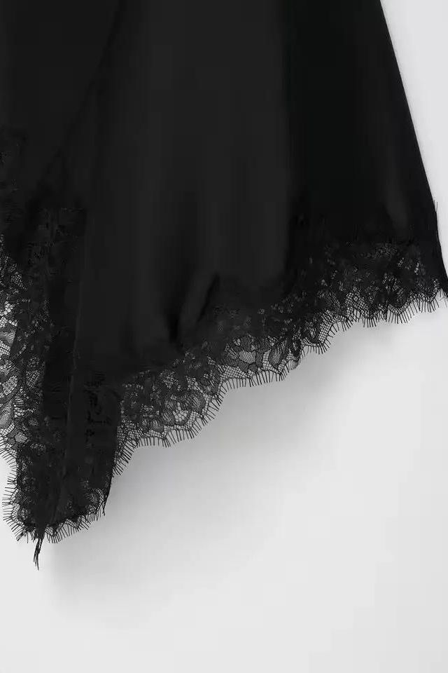 Elegantes Satin Slip Dress in Schwarz mit feiner Spitzenverzierung