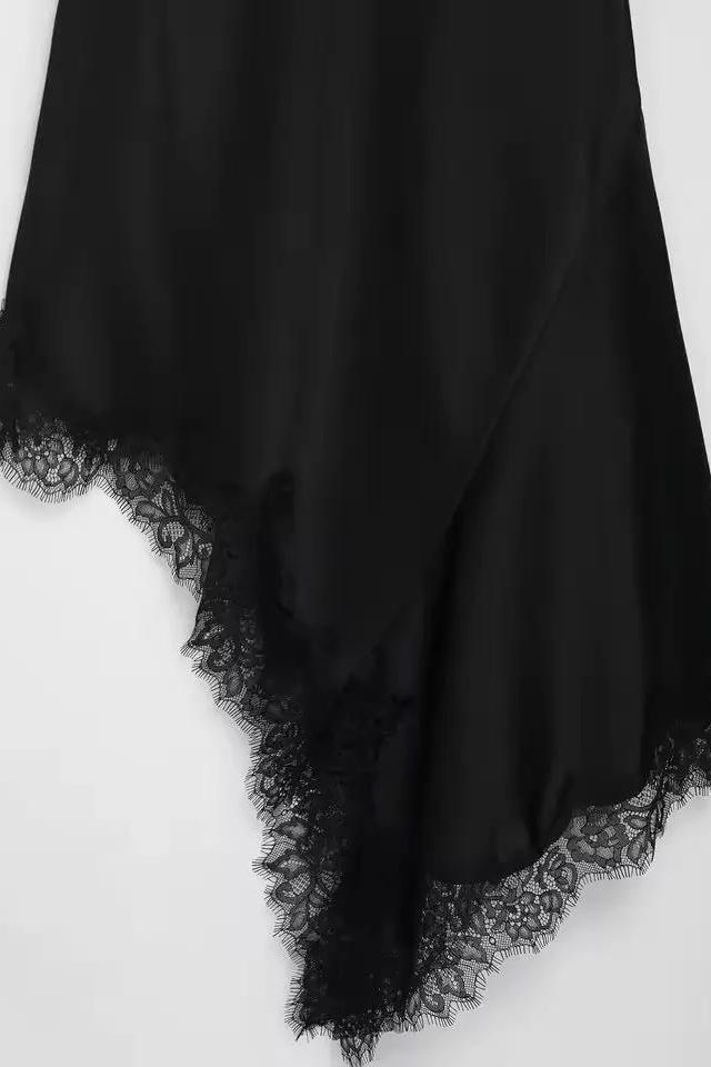 Elegantes Satin Slip Dress in Schwarz mit feiner Spitzenverzierung - Detailaufnahme des Stoffes