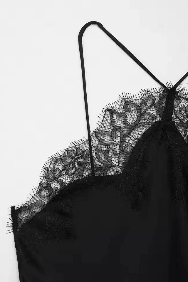 Elegantes Satin Slip Dress in Schwarz mit feiner Spitzenverzierung, Detailansicht des Spitzenkragens.