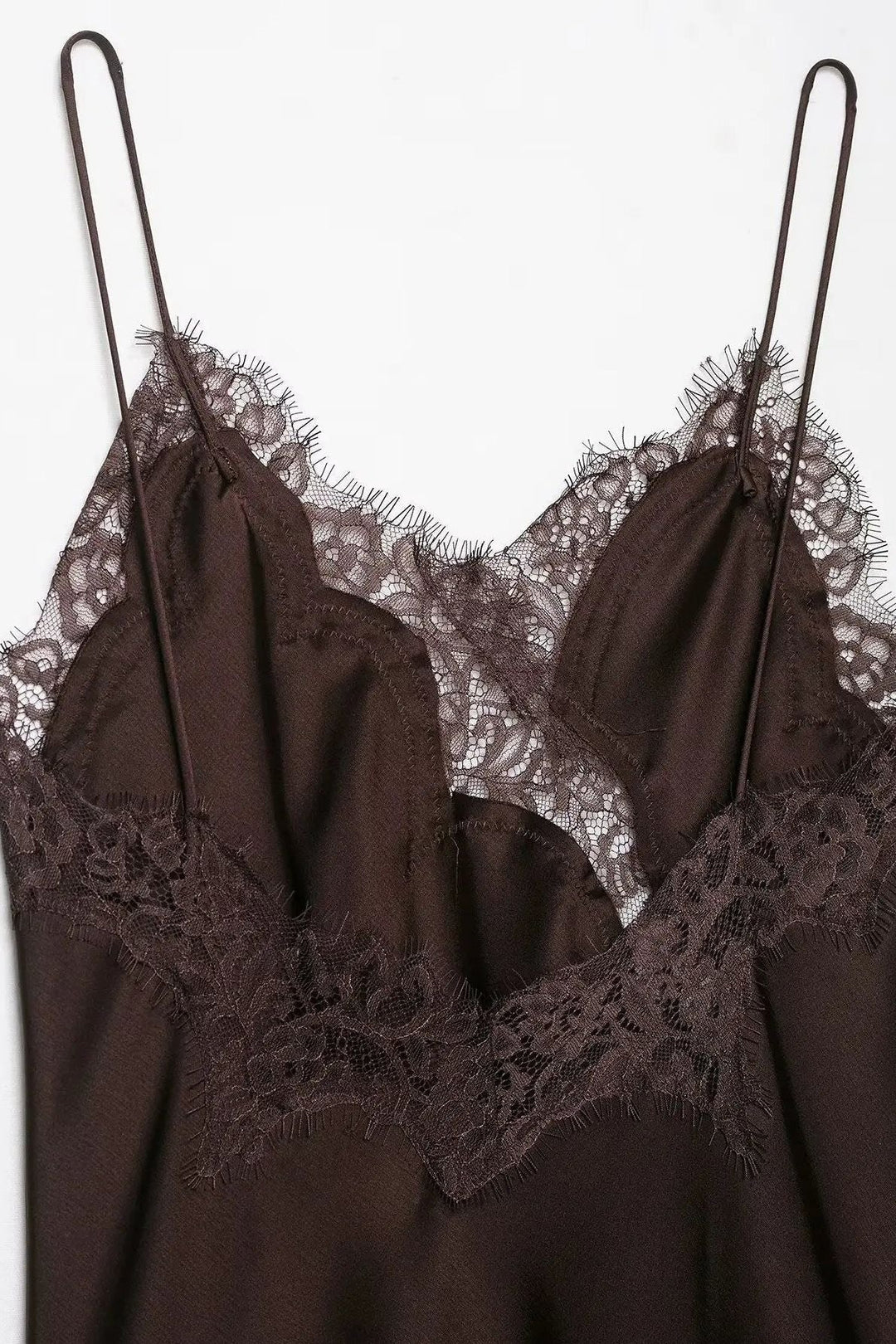 Elegantes Satin Slip Dress in Schwarz mit feiner Spitzenverzierung - Detailansicht, sexy und elegant.