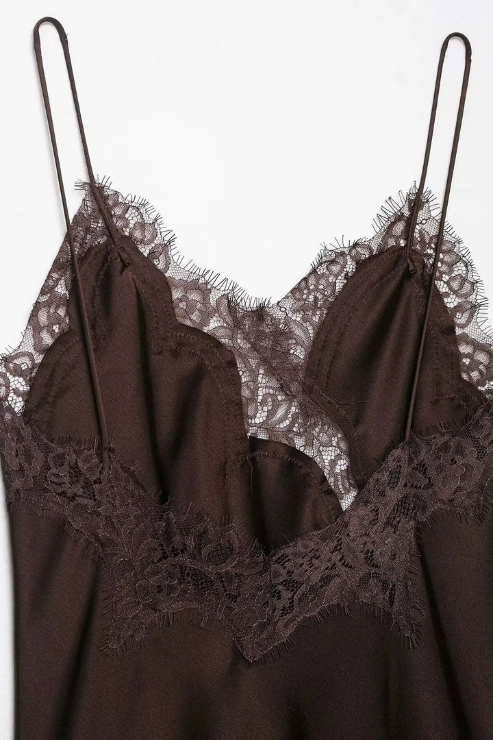 Elegantes Satin Slip Dress in Schwarz mit feiner Spitzenverzierung - Detailansicht, sexy und elegant.