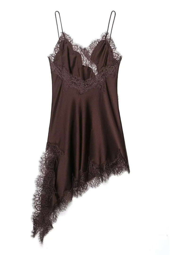 Elegantes Satin Slip Dress in Schwarz mit feiner Spitzenverzierung auf weißem Hintergrund, seidiger Stoff und zarte Spitze.