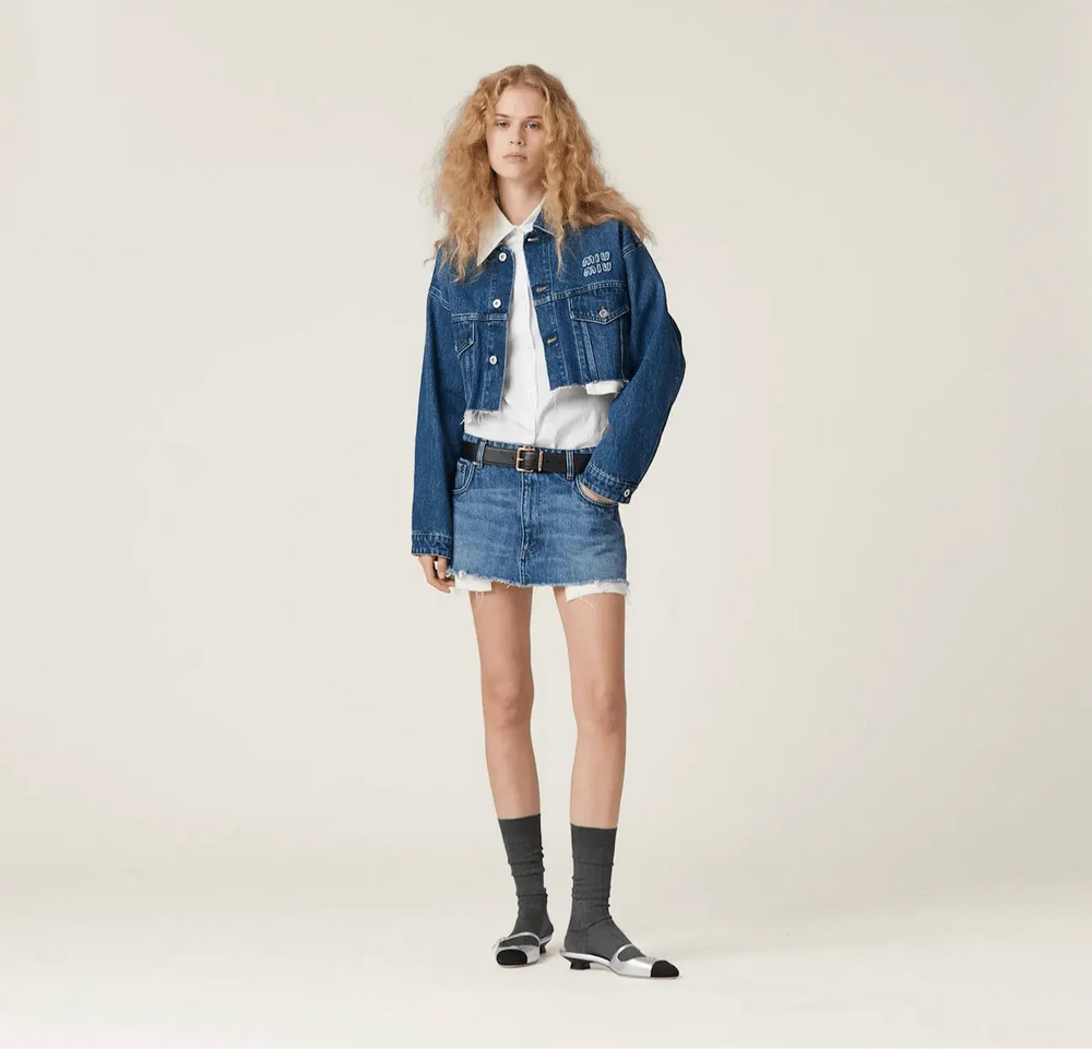 Cropped Denimjacke mit Logo-Stickerei – Trendige Damen Jeansjacke im Vintage-Look.