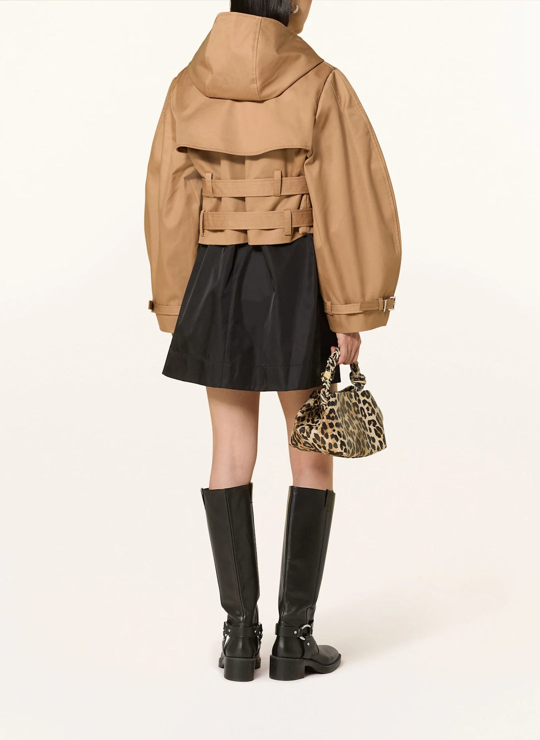 Cropped Trenchjacke Damen – Kurz, Camel, mit Doppelgürtel & Oversized-Ärmeln.