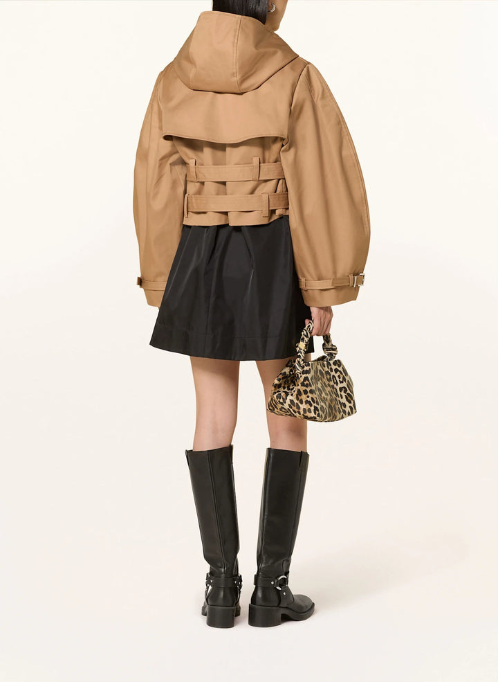 Cropped Trenchjacke Damen – Kurz, Camel, mit Doppelgürtel & Oversized-Ärmeln.