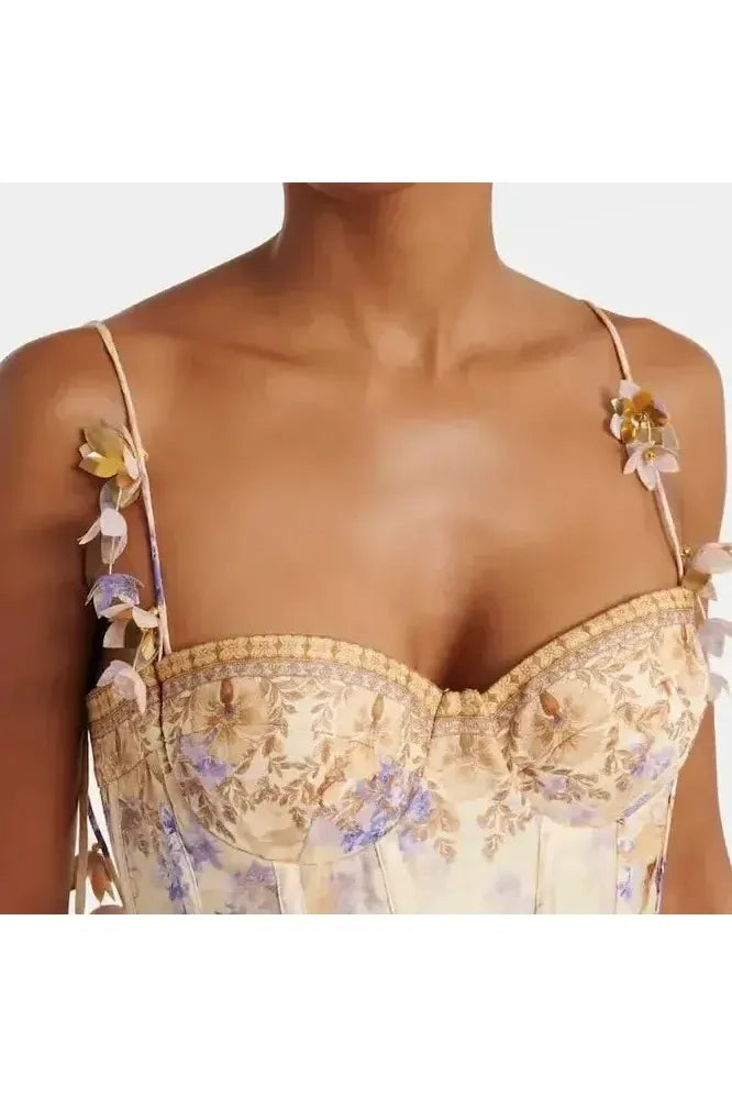 Romantisches Midikleid mit floraler Stickerei, detailiertes Bustier-Oberteil mit blumigen Trägern.