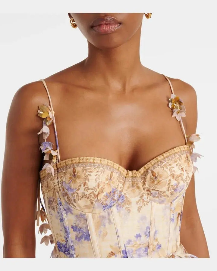 Romantisches Midikleid mit Bustier und floraler Stickerei – Pastell-Lila & Gold.