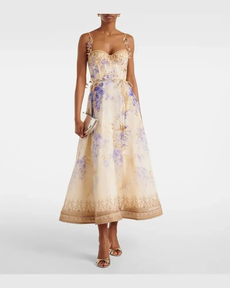 Romantisches Midikleid mit Bustier und floraler Stickerei – Pastell-Lila & Gold.