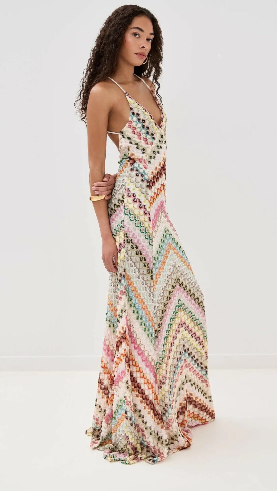Boho Rainbow – Maxikleid mit farbenfrohem Zickzack-Muster.