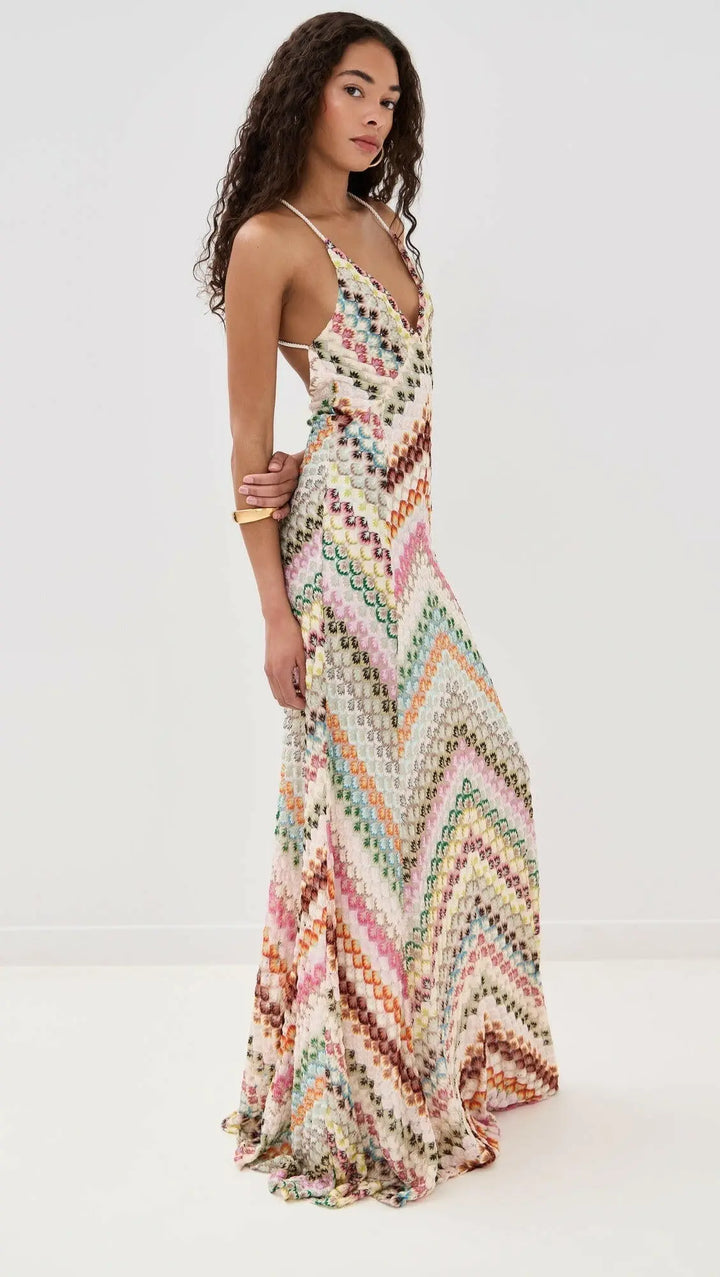 Boho Rainbow – Maxikleid mit farbenfrohem Zickzack-Muster.