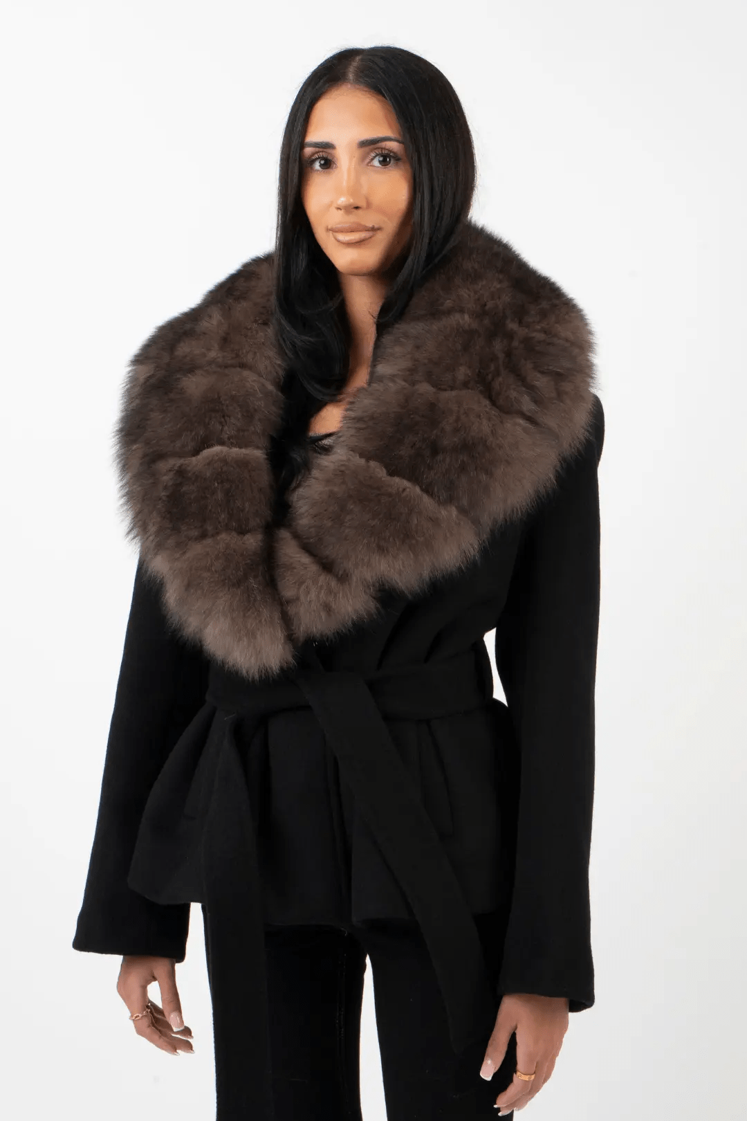 Frau in ELISA – Luxuriöse Damenjacke mit Kunstpelzkragen, elegant und stilvoll für die kalte Jahreszeit.