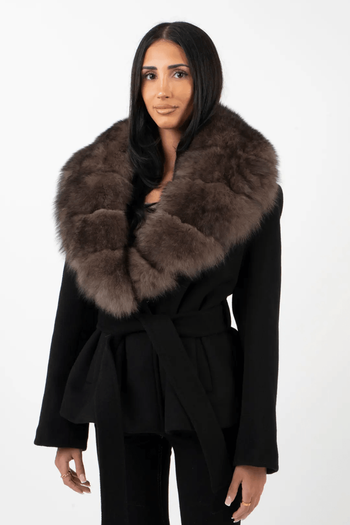 Frau in ELISA – Luxuriöse Damenjacke mit Kunstpelzkragen, elegant und stilvoll für die kalte Jahreszeit.