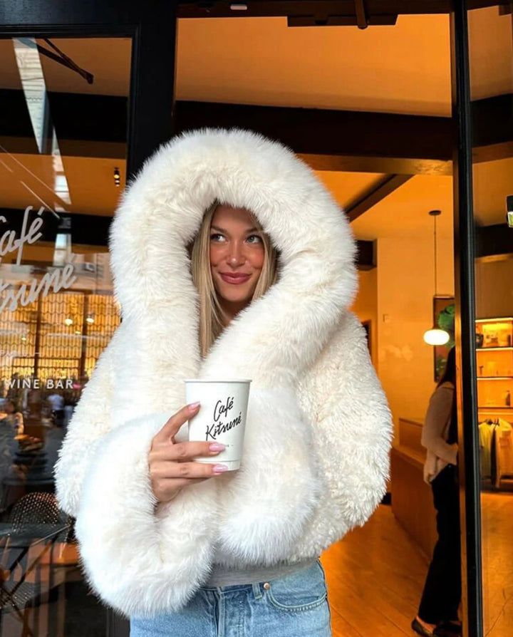 AMÉLIE  – Flauschige Felljacke mit Kapuze, hochwertige vegane Felljacke, stylisch und warm für kalte Tage.