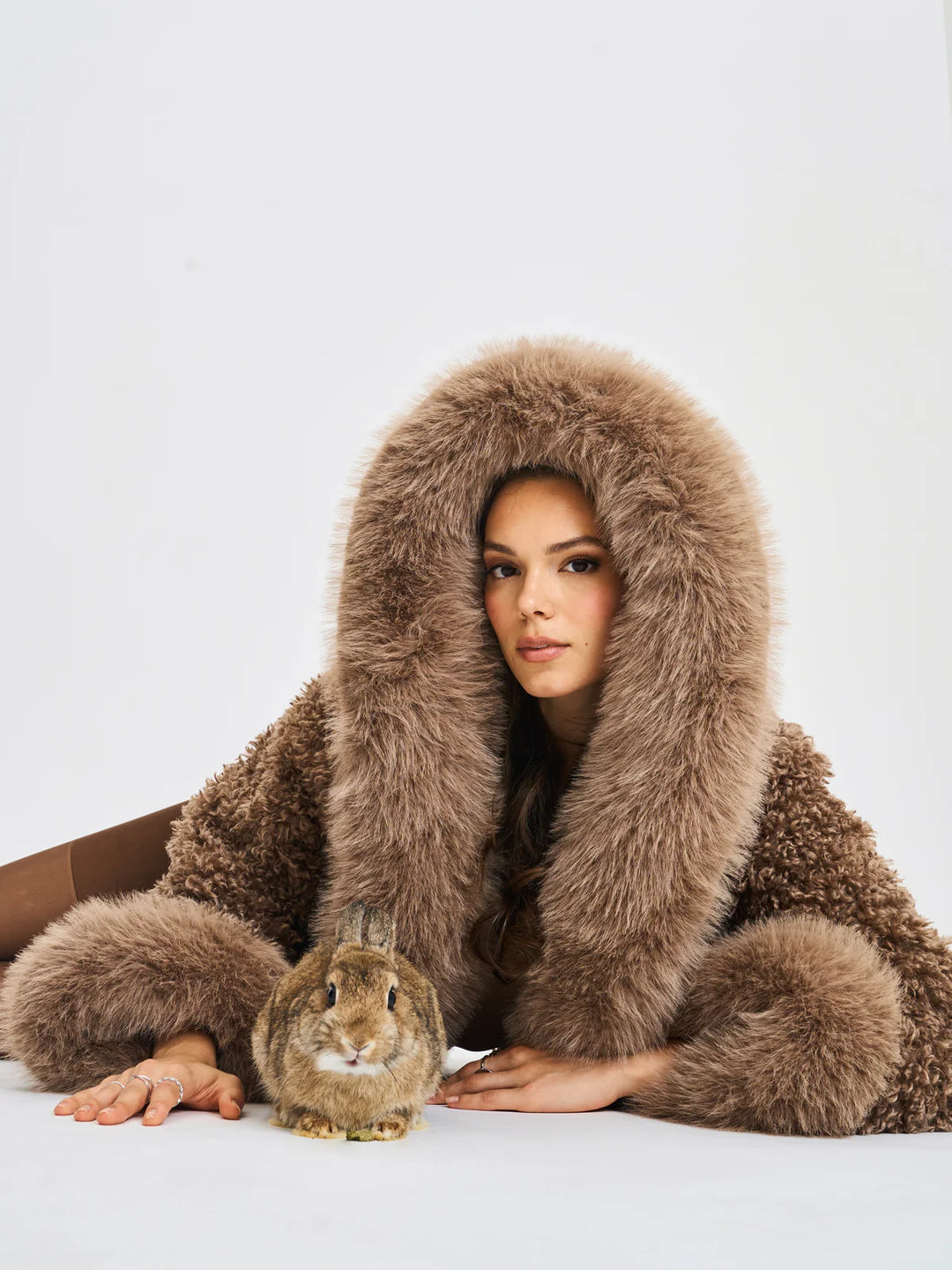 AMÉLIE – Flauschige Felljacke mit Kapuze, kombiniert mit einem niedlichen Kaninchen.