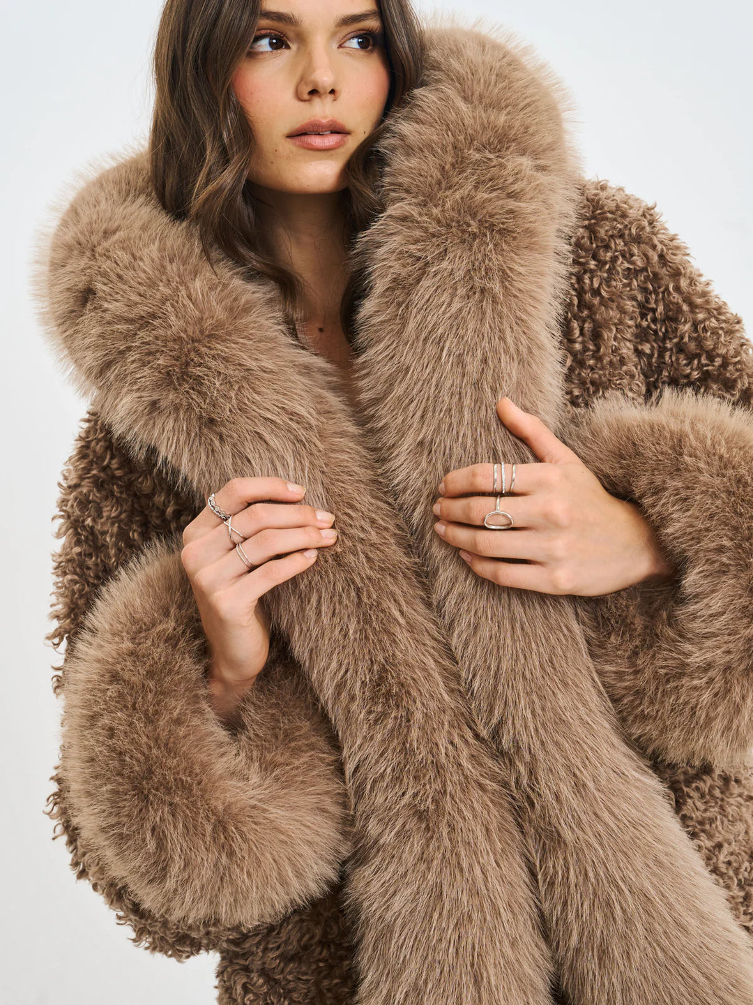 AMÉLIE  – Flauschige Felljacke mit Kapuze, elegant und warm, ideal für kalte Stadt-Tage. Hochwertiges veganes Fell.