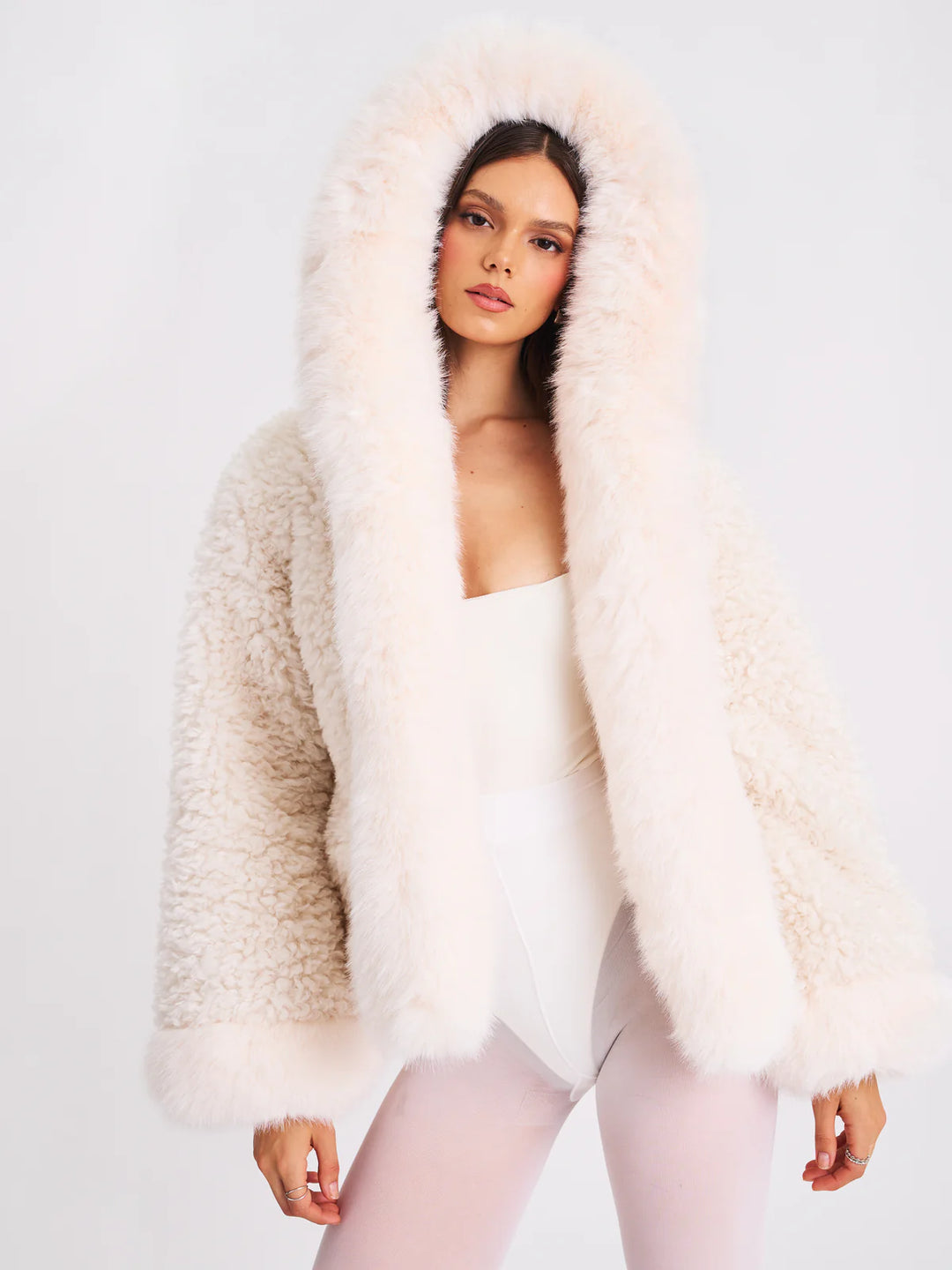 AMÉLIE  – Flauschige Felljacke mit Kapuze in sanften Rosatönen für einen eleganten Look.