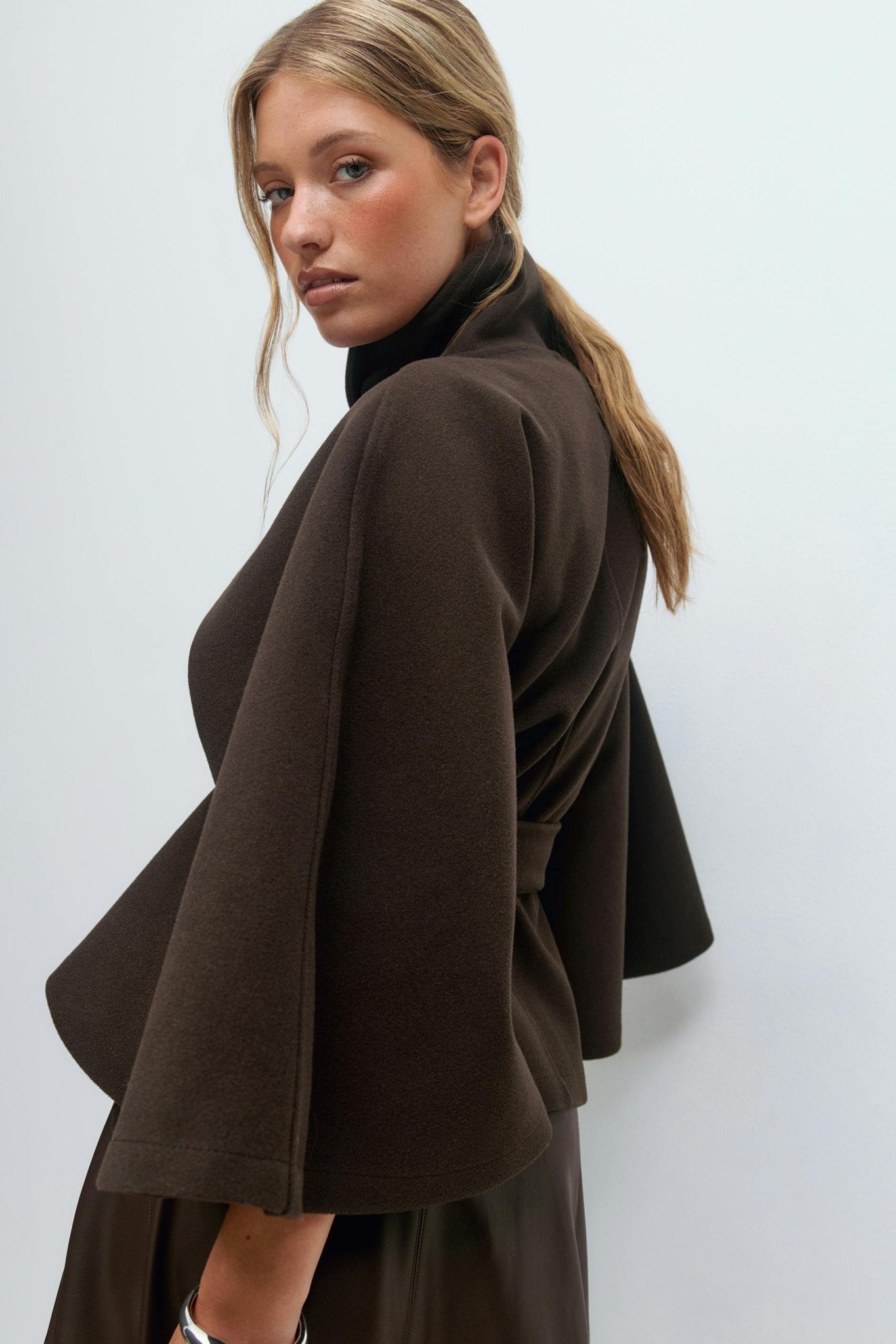 Miraeeparis Cape - Jacke mit Gürtel – Elegante Damenjacke im Designer - Stil - Miraee Paris