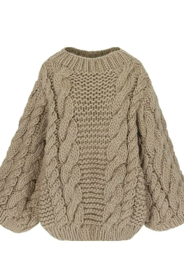 ELISE – Oversize Zopf‑Strickpullover für Damen in Beige mit klassischem Zopfmuster und modernem, lockeren Schnitt.