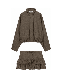 MIRAEE-UNIFORM-2026 | PLISSÉ – Elegantes Jacke & Rock Set mit Stehkragen – freigestellte Produktansicht auf weißem Hintergrund