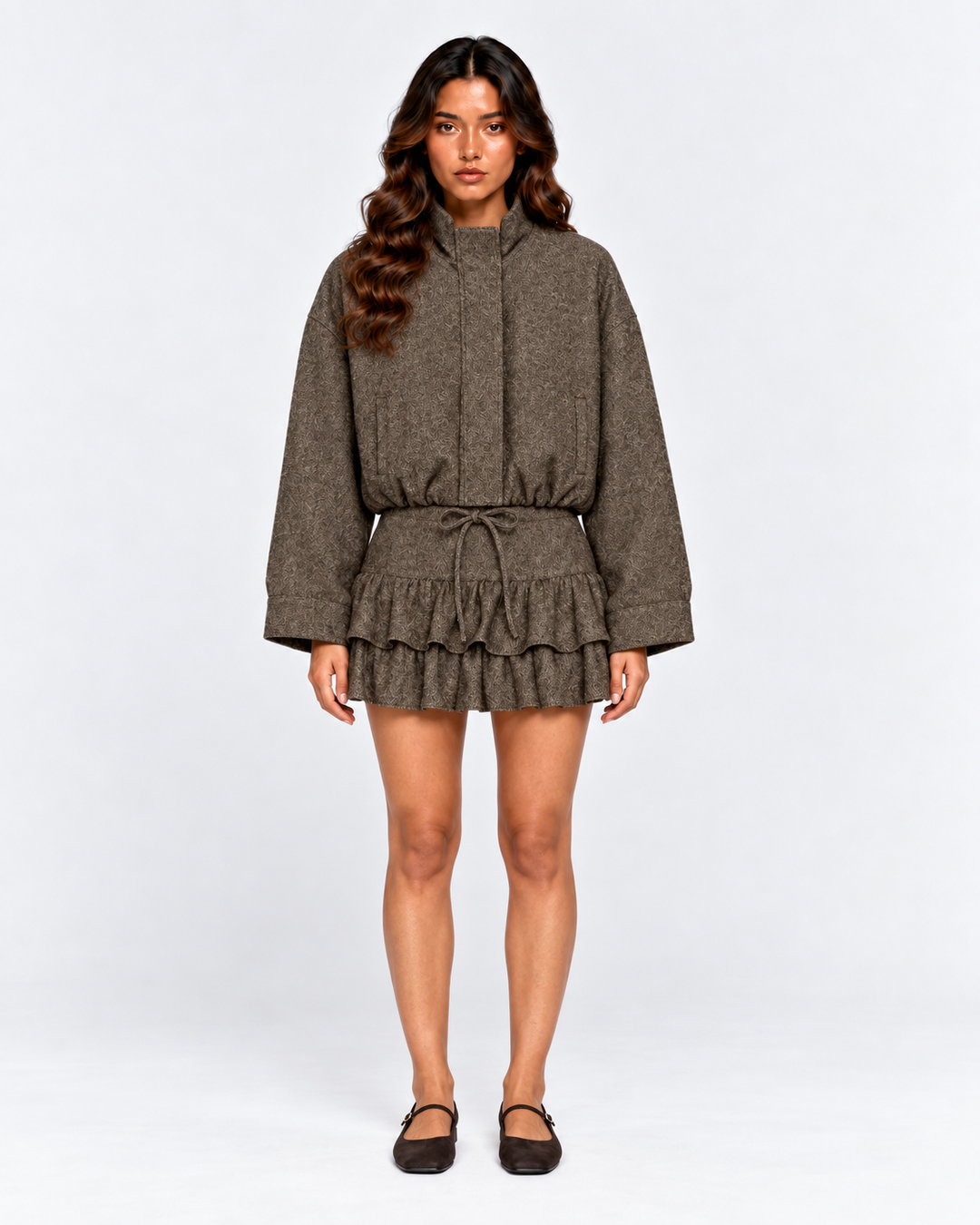 PLISSÉ Jacke und Rock Set – Vorderansicht am SIENNA Model