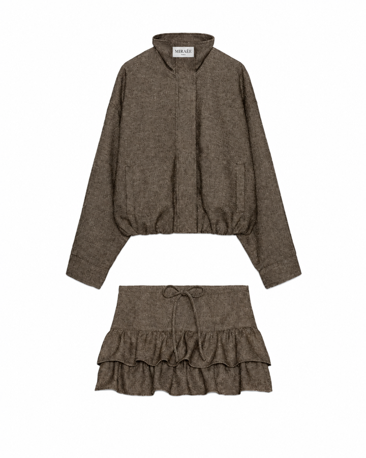 PLISSÉ Jacke und Rock Set – Produktansicht mit MIRAÉE PARIS Innenlabel