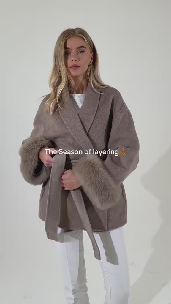 BELAMY – Chaleur Kapuzenpullover mit Fellbesatz, eleganter Damenpullover für stylische Looks in der Übergangszeit.