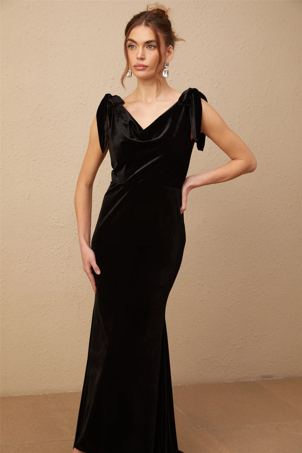 SAPHIRA - Glam Dress mit Perlen, elegantes schwarzes Kleid mit schulterfreien Trägern für besondere Anlässe.