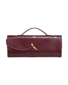 MIRAEE-UNIFORM-2026 | SERENA – Edle Baguette Bag in exotischer Python-Optik – Burgundy – freigestellte Produktansicht auf weißem Hintergrund
